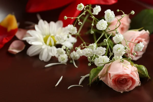 Louça com flores na mesa — Fotografia de Stock