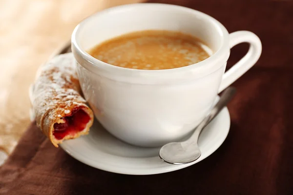 Kopp kaffe med kaka på bordet, närbild — Stockfoto