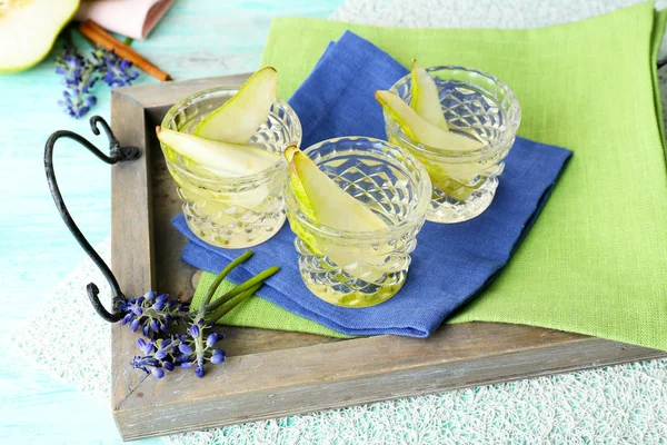 Jugo de pera con frutas frescas en la mesa de cerca — Foto de Stock