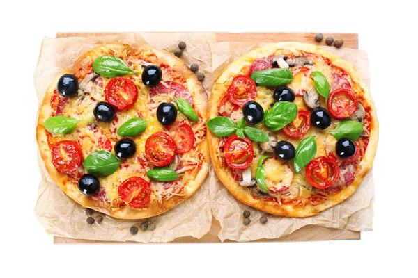 Pizza saborosa com legumes e manjericão na placa de corte de perto — Fotografia de Stock