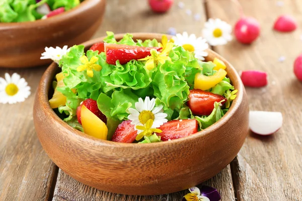 Lett organisk salat med blomster, tett inntil – stockfoto