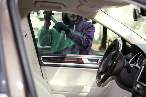 Inbrottstjuv att stjäla bilen — Stockfoto