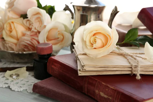 Verse rozen met oude boek — Stockfoto