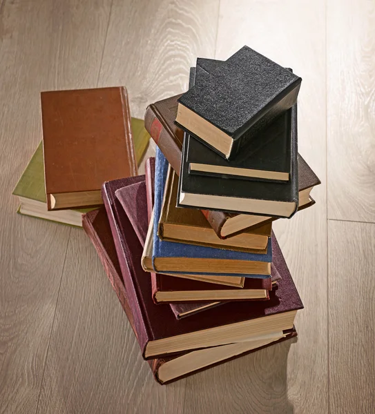 Tumpukan buku-buku tua di latar belakang kayu — Stok Foto