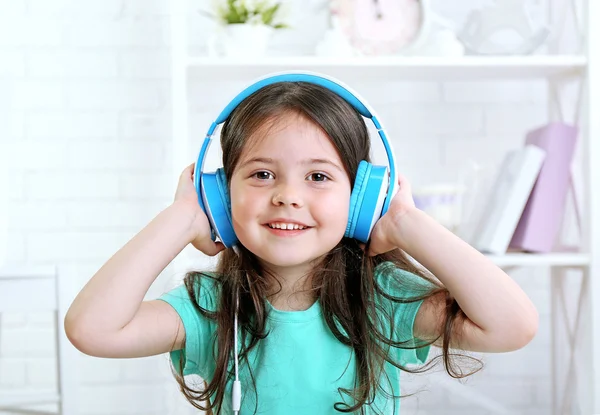 Όμορφο κοριτσάκι ακούγοντας μουσική — Φωτογραφία Αρχείου