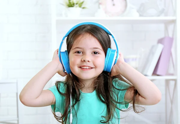 Menina bonita ouvindo música — Fotografia de Stock