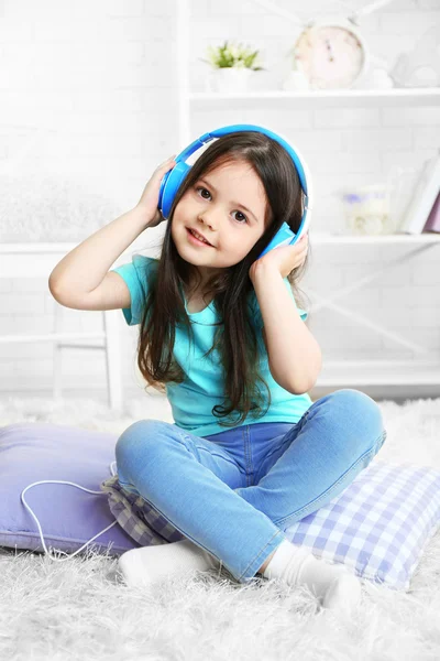 Beautiful little girl listening to music — Stock Photo, Image