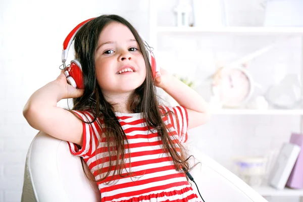 Vacker liten flicka lyssna på musik — Stockfoto
