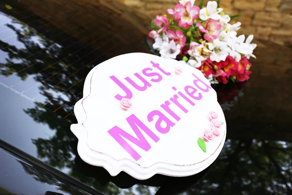 Flores en el coche de boda — Foto de Stock