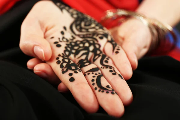 Obrázek hennou na ženské ruce — Stock fotografie