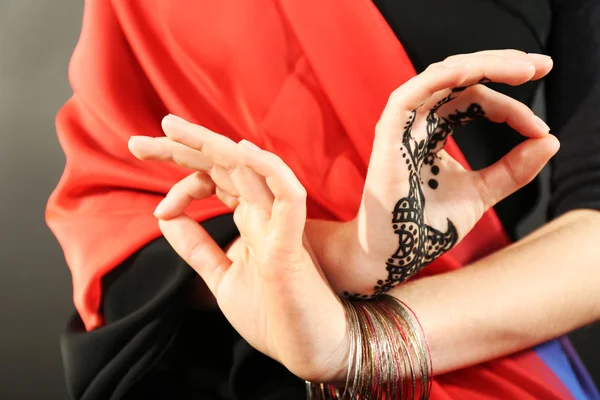 Image of henna on female hand — Stock Photo, Image