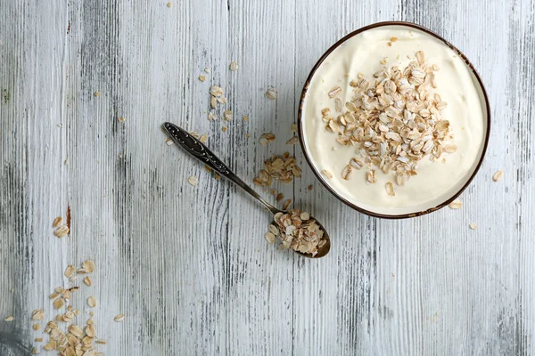 Oatmeal buatan sendiri yang sehat di atas meja kayu, tutup — Stok Foto