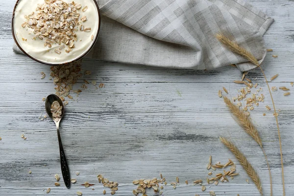 Oatmeal buatan sendiri yang sehat di atas meja kayu, tutup — Stok Foto