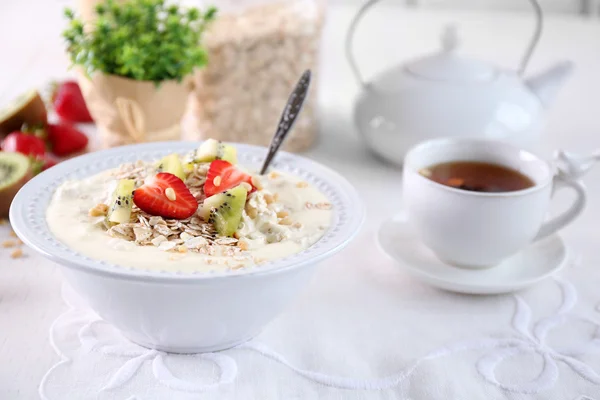 Desayuno saludable con avena casera, primer plano — Foto de Stock