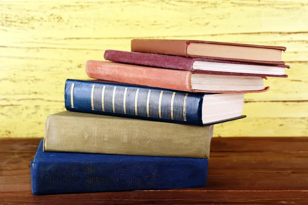 Stapel boeken op houten achtergrond — Stockfoto