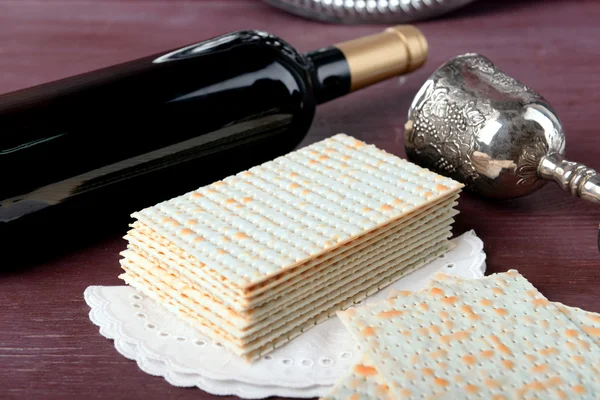 Matzo para a Páscoa com bandeja de metal e vinho na mesa de perto — Fotografia de Stock