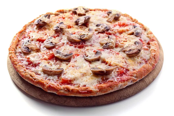 sebzeler üzerinde beyaz izole lezzetli pizza