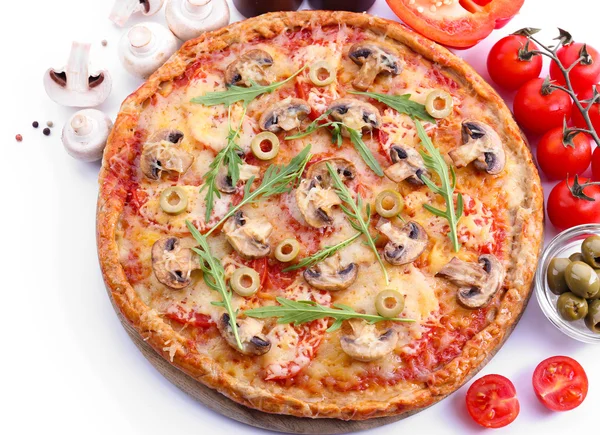Gustosa pizza con verdure e rucola da vicino — Foto Stock