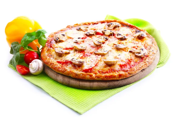 Gustosa pizza con verdure e tovagliolo isolato su bianco — Foto Stock