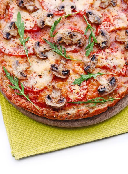 Sabrosa pizza con verduras y servilleta de cerca —  Fotos de Stock