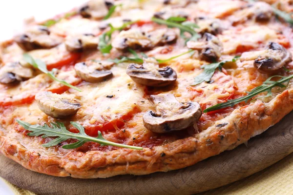 Вкусная пицца с овощами и рукколой — стоковое фото