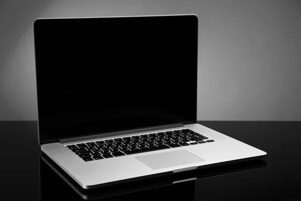 Laptop auf grauem Hintergrund — Stockfoto