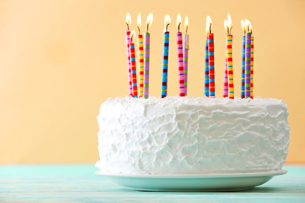 Pastel de cumpleaños con velas — Imagen de stock Pastel de cumpleaños con velas Fotos De Stock