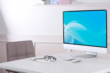 Çalışma alanı ile oda içinde bilgisayar