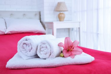 Taze aklanıyor kabarık havlu