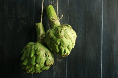 Enginar renk ahşap arka plan üzerinde