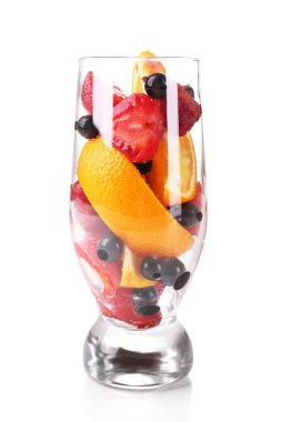 Taze meyve salatası üzerine beyaz izole cam