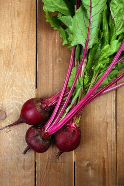 Ahşap masa üzerinde genç pancar