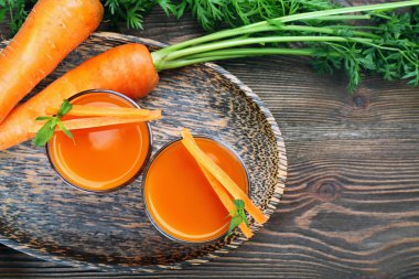 Havuç suyu masada sebzeli gözlük yakın çekim