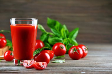 Bardak domates suyu ile sebze ahşap masa üzerinde kapat