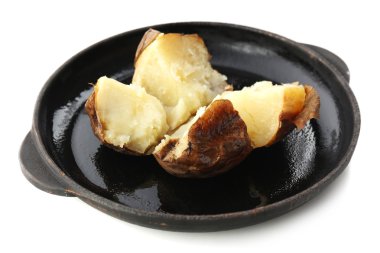 Beyaz izole Pan fırında patates