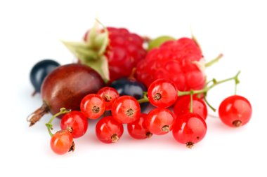 Taze çilek beyaz izole yığını