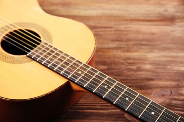 Arka plan üzerinde akustik gitar