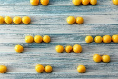 Olgun Kiraz-Erik ahşap masa üzerinde kapat