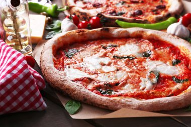 Ahşap masa, closeup üzerinde leziz pizzalar