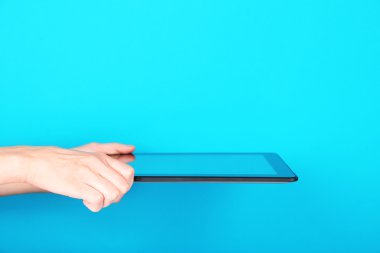 Tablet kullanarak eller