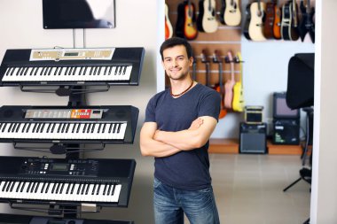 Yakışıklı genç adam. 