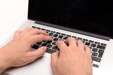 Bilgisayarlı genç adam