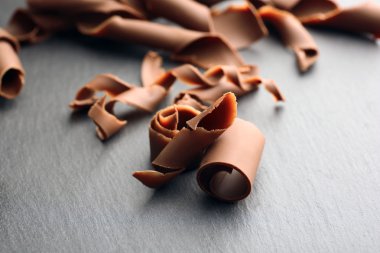 Ahşap masa üzerinde çikolata bukleler yakın çekim
