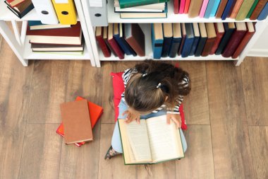 Kitap ile güzel küçük kız