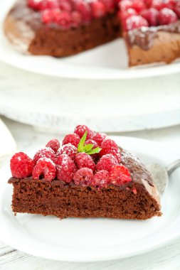 Çikolata sır ve ahududu rengi ahşap arka plan üzerinde ile çok kolay