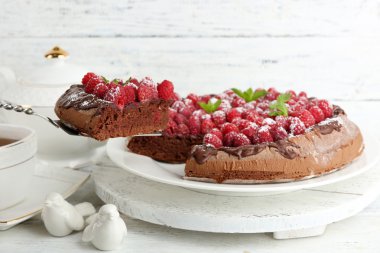 Çikolata sır ve ahududu rengi ahşap arka plan üzerinde ile çok kolay