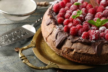 Kek çikolata sır ve ahududu ahşap arka plan üzerinde