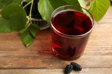 Dut suyu masada çilek ile serinletici cam yakın çekim