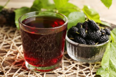 Dut suyu masada çilek ile serinletici cam yakın çekim