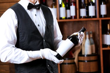 Barmen çalışma üzerinde bar